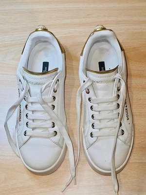 Zapatillas de cuero Dolce Gabbana con detalles de perlas sintéticas blancas con dorado talla 6 Foto 1 de 4