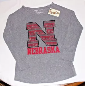 CAMICIA PULLOVER A MANICHE LUNGHE GRIGIE NCAA NEBRASKA HUSKERS PRESSBOX NUOVA CON ETICHETTE S o M - Foto 1 di 7