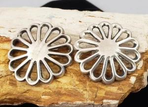 Par (2) Botones Concho Redondos Sol Flor Navajo Plata Esterlina Cúpula Fundida Abierta - Imagen 1 de 5