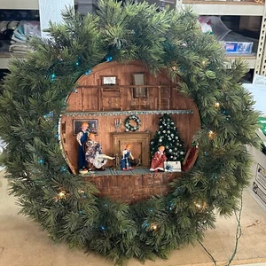 UNGLAUBLICHE 60er VINTAGE KITSCHIGE PUPPENSTUBE WEIHNACHTEN FAMILIE KRANZ VOLKSKUNST - Bild 1 von 24