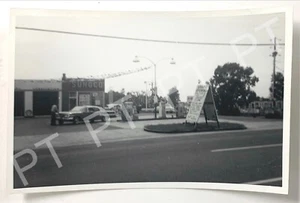 1960 Vtg Found Photo SUNOCO Grand Opening Gas Station Chevy Impala I - Imagen 1 de 4