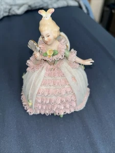 Vintage Dresdner sitzende Porzellan Spitze Dame Figur Germany Fächer rosa wie besehen - Bild 1 von 8