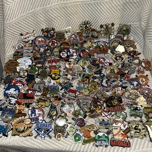 Riesiges Baseball Softball Emaille Pin Lot Varsity Teams alle verschieden 130 Sets J6 - Bild 1 von 10