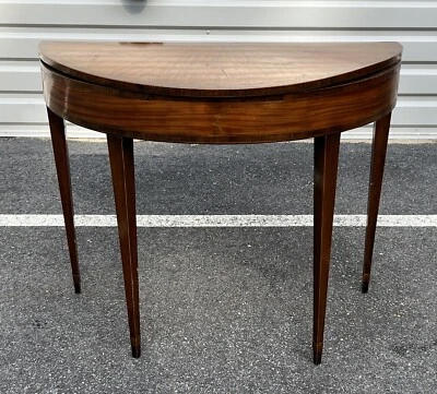 Antigua mesa de cartas de caoba con incrustaciones Demilune con fieltro verde Foto 1 de 4