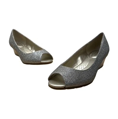 Zapatos de cuña Bandolino para mujer plateados brillantes flexibles punta abierta talla 7,5 M Foto 1 de 4