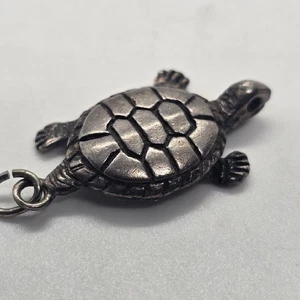 Dije Tortuga de la Suerte 3D Plata de Ley De Colección - Perfectamente Imperfecto Falta Pierna - Imagen 1 de 5
