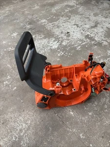 Eine Original Husqvarna 450 Motorsäge Kette Bremsgriff Kraftstofftank Motorhalterung - Bild 1 von 5