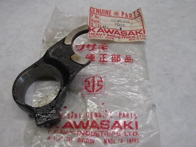 HORQUILLA SELECTORA BAJA KAWASAKI KD175 F7 F6 ORIGINAL DE FÁBRICA NUEVA DE FABRICANTE ORIGINAL 13140-050 Foto 1 de 2