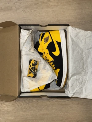 Nuevo Love’ Jordan 1 Mid Negro/Amarillo Maíz Universitario Hombres’s 11 Retro con Caja Raro Original Foto 1 de 4