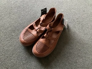 Ladies Size 6 Sandals - Tan - Paver’s BNWT - Picture 1 of 3