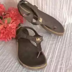 MICHAEL KORS Brady Thong sandals PVC brown signature logo gold hardware buckles - Picture 1 of 13