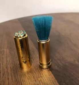 Cepillo retráctil en polvo de maquillaje vintage raro estuche dorado pedrería verde - Imagen 1 de 7