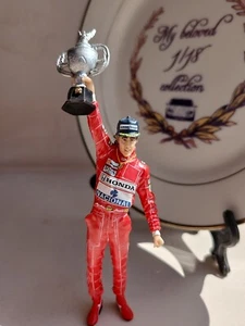 1/18 MODELLI IN VERA SCALA TSM11AC23 FIGURINA DI AYRTON SENNA CON TROFEO - Foto 1 di 11