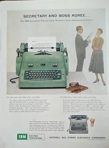 1955 Vintage Verde IBM Máquina de escribir Portátil Anuncio impreso, Jefe y Secretario - Imagen 1 de 1