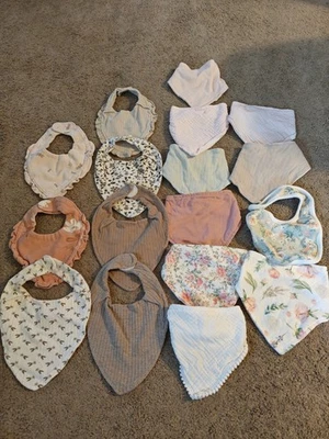 Bebé Niña Baba Babero Bandanas Múltiples Marcas y Tallas Lote de 17 Modernos Otoño Usados en Excelente Condición Foto 1 de 4