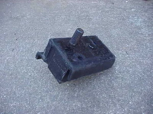 1964 65 66 NOS MoPar Barracuda Dart Valiant 273 V8 AISLANTE DE MONTAJE EN MOTOR - Imagen 1 de 2