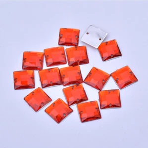 100 x ROJO Coser en Acrílico Cuadrado Agujero Diamante Cristal Gemas Estrás 10mm - Imagen 1 de 3