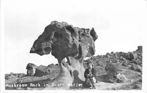 Postal 25-7007 Death Valley California Inyo Mushroom Rock Child década de 1940 RPPC - Imagen 1 de 2