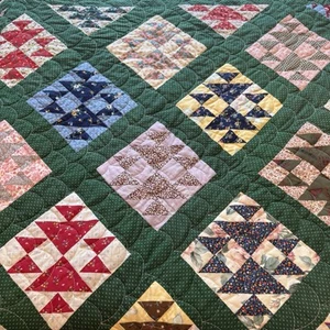 "Colcha hecha a mano vintage aproximadamente 85x95"" verde con retazos multicolores" - Imagen 1 de 5