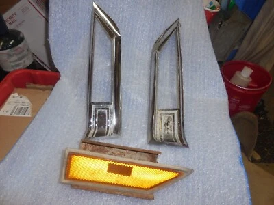 1970 Oldsmobile Cutlass Supreme R&L guarnições de para-lama dianteiro com luz marcadora de RF - Imagem 1 de 4