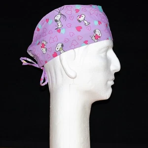 Snoopy Peanuts Gang Valentine's Day Love Sign on purple theme scrub hat - Bild 1 von 1