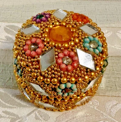 Caja decorativa de metal dorado Kumkum caja baratija espejo y piedra trabajo tarro de pastillas 2 go Foto 1 de 4