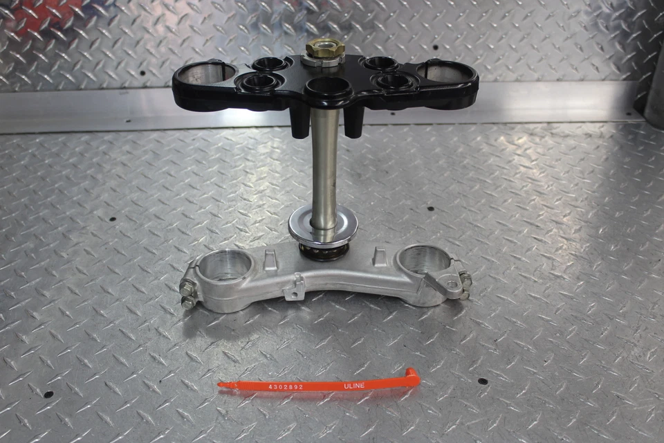 Abrazadera de horquilla delantera Suzuki Hayabusa GSX1300R 2006 triple vástago de árbol Foto 1 de 4