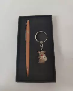 EGOIST PENNA A SFERA CON PORTACHIAVI A FORMA DI KOALA MARRONE J118 - Foto 1 di 5