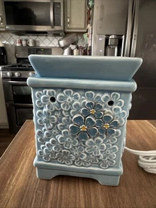 Scentsy Full Size Warmer - Forget-Me-Not -Blue Alzheimer’s Foundation NEW IN BOX - Picture 1 of 5