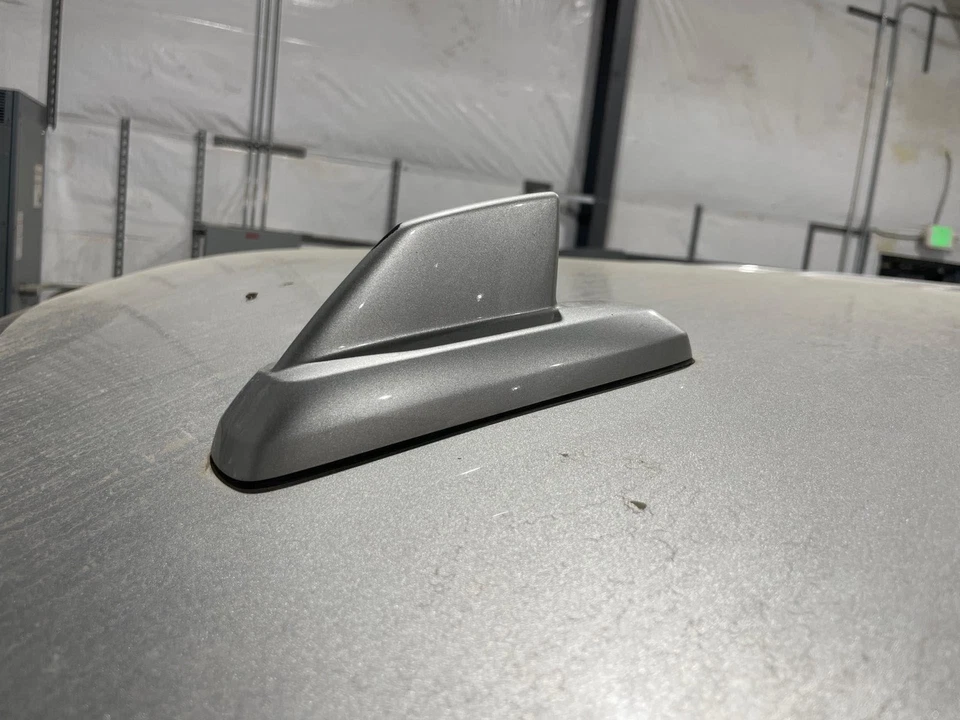 2015 - 2020 雪佛兰 Suburban 1500 银冰 GAN 屋顶安装无线电天线桅杆 — 第 1/1 张图片