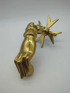 Antiguo llamador de puerta estilo victoriano de latón macizo pesado, mano de mujer con bola - Imagen 1 de 8