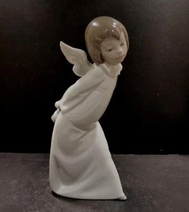 Spain Lladro Curious Angel 4960 - MINT - No Box - Picture 1 of 1