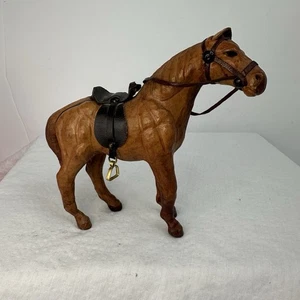 "Figura de estatua de caballo marrón envuelta en cuero maché vintage con silla de montar 8""x7""" - Imagen 1 de 12