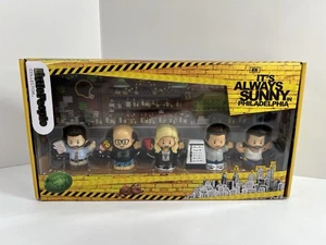 Mattel ​Little People Collector It’s Always Sunny in Philadelphia 5 Figure Set  - Foto 1 di 2