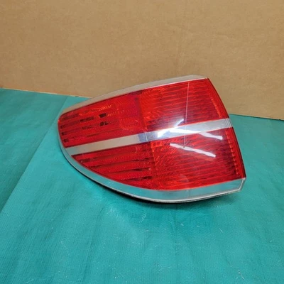 Luz trasera exterior izquierda lado del conductor Saturn Outlook 2007-2010 OEM 25954940 Foto 1 de 4