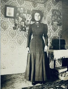 Vintage RPPC Postcard Woman Ornate Home Interior Phonograph Wax Cylinders - Picture 1 of 7