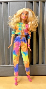 Blonde Barbie Puppe blaue Augen & Batik Cropped Top und Hose - Bild 1 von 16