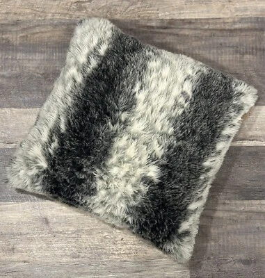 "Almohada decorativa Koolaburra de Ugg gris negra piel sintética peluda 20 X 20""" Foto 1 de 4