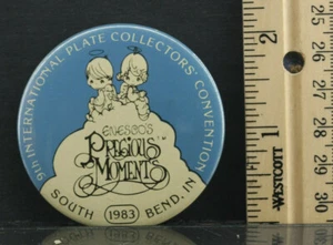 9th Intern'l Plate Collectors Convention Precious Moments Pin Button - gebraucht B358 - Bild 1 von 2