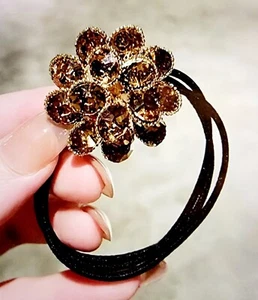 Corbata elástica con soporte de cola de caballo con flores de estrás marrón brillante - Imagen 1 de 3