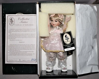 Muñeca de porcelana Geppeddo AUBREE serie de muñecas de coleccionista #50 en caja original Foto 1 de 3