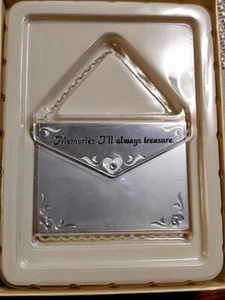 The Heart Of Motherhood Treasured Memories Hallmark 2004 Andenken Ornament Neu - Bild 1 von 4