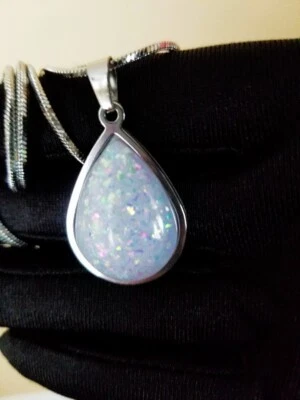 Опал подвеска: белый огонь смолы опал капли на цепочке из нержавеющей стали - Изображение 1 из 4