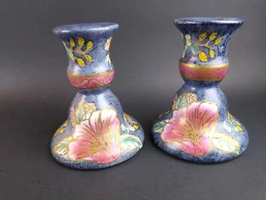 Juego de 2 candelabros de cerámica floral Toyo detalles de oro rosa azul vintage - Imagen 1 de 10