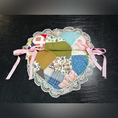 Almohada en forma de corazón de retazos con ribete de encaje - lazos de corbata shabby chic - cottagecore Foto 1 de 4