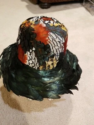 DE COLECCIÓN MUJER ALBRIZIO COLORIDO SOMBRERO PLUMAS NUEVA YORK ESTILO ALETA PRECIOSO 👍 Foto 1 de 4