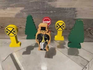 THOMAS UND FREUNDE HOLZEISENBAHN KONVOLUT SCHILDER UND ZUBEHÖR SIR TOPHAM HUT - Bild 1 von 3