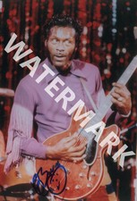 CHUCK BERRY SIGNED 10X8 PHOTO, GREAT COLOUR IMAGE, LOOKS GREAT FRAMED