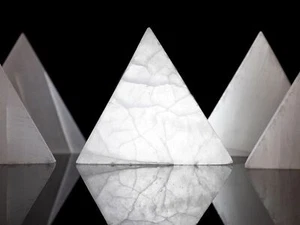 Placa de carga SELENITE - Triángulo blanco - Bandeja de carga de cristal, E2098 - Imagen 1 de 10