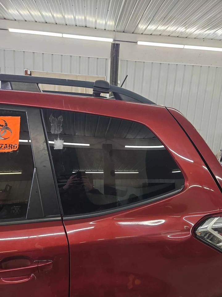 Cuarto de cristal izquierdo usado se adapta a: Subaru Forester 2014 con tinte de privacidad limitado AT CVT Foto 1 de 4